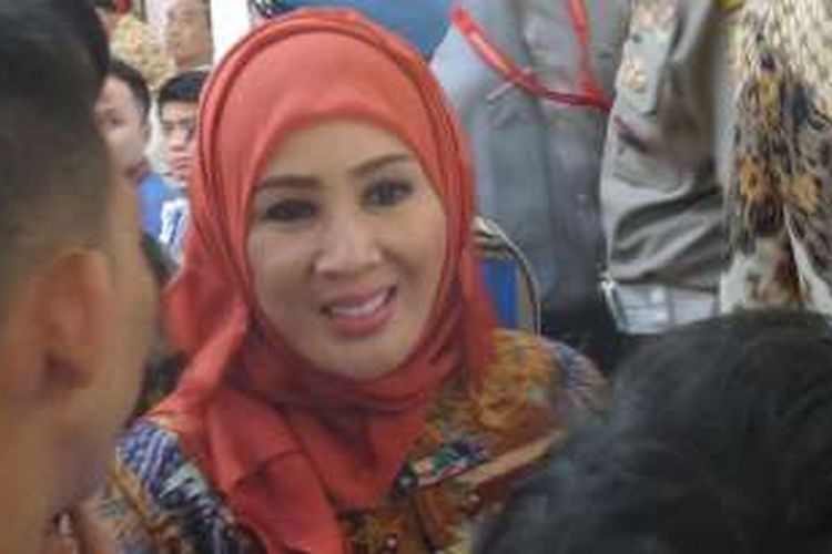 Istri Komjen Tito Karnavian, Tri Siswati saat menerima kedatangan Komisi III DPR RI di rumah dinas Tito di Kompleks Polri Ragunan, Jakarta, Rabu (22/6/2016).