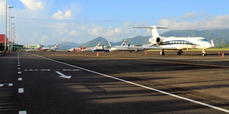 Beberapa pesawat di Bandara International Sam Ratulangi Manado, Sulawesi Utara.