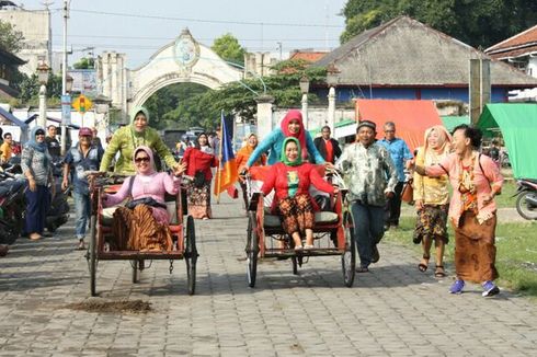 Di Hari Kartini, Ibu-ibu Bercucuran Keringat Mengayuh Becak Keliling Alun-alun