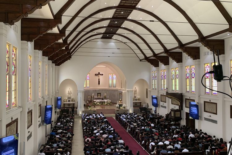 Potret Ribuan Jemaat Ikuti Perayaan Paskah 2026 di Katedral Surabaya