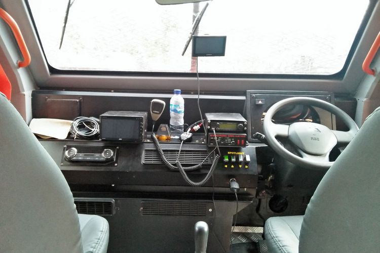 Tampilan interior mobil amfibi milik BPBD Gresik, yang oleh Bupati Gresik diberi nama Turonggo Tirto.