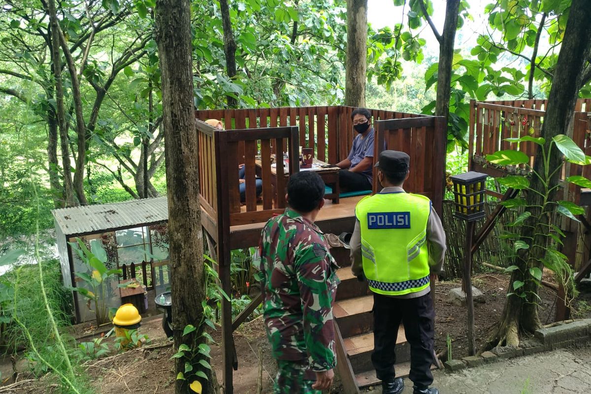 Petugas gabungan Polsek dan Koramil Semen, Kediri, Jawa Timur, saat operasi Prokes, Kamis (27/1/2022). 