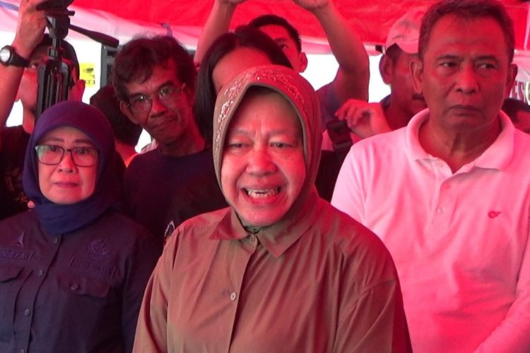 Menteri Sosial Tri Rismaharini mengunjungi 2 lokasi bencana banjir dan tanah longsor di Luwu, Sulawesi Selatan, Jumat (10/5/2024) siang