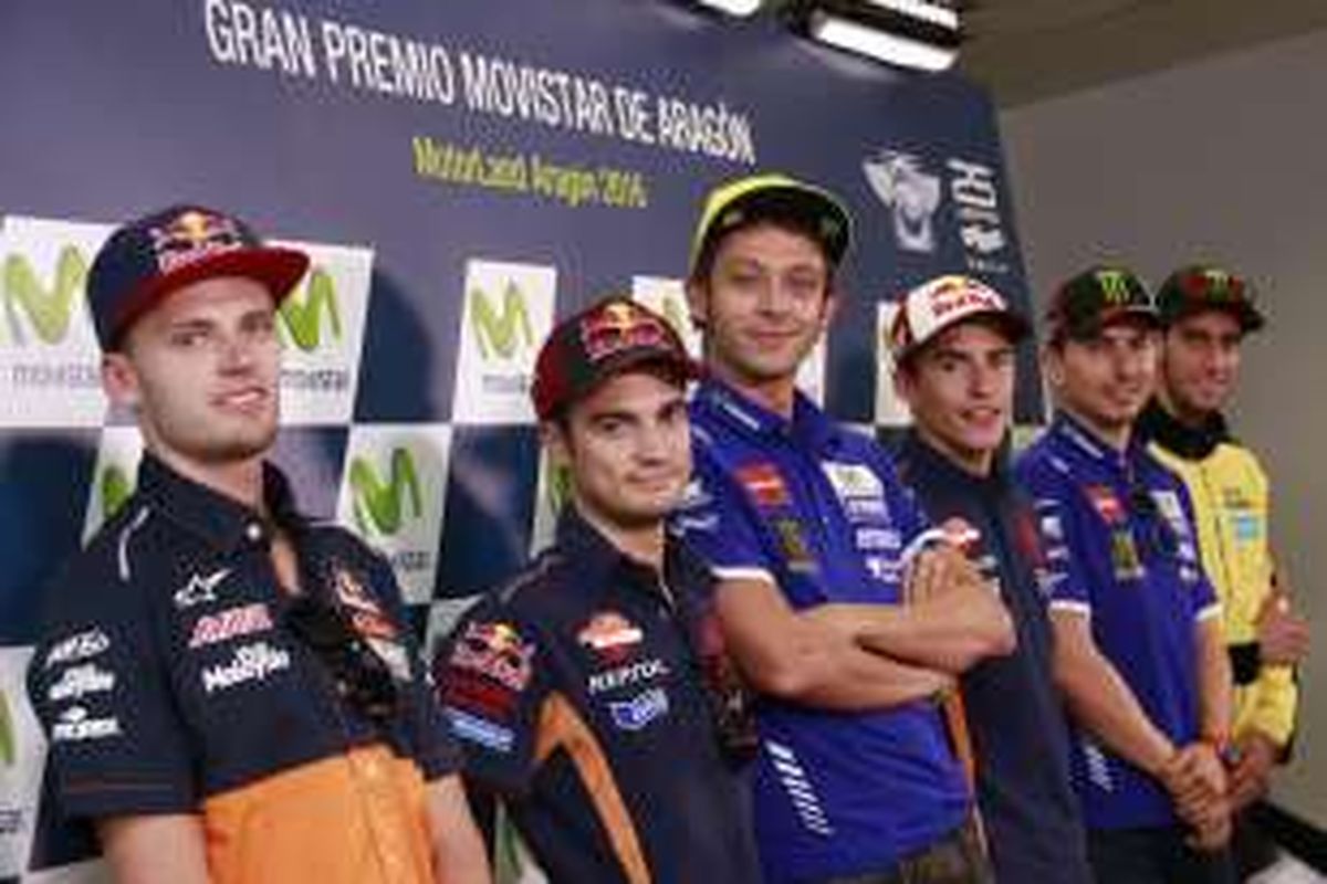 Para pebalap MotoGP, Moto2, dan Moto3 berpose saat menghadiri konferensi pers jelang GP Aragon di Sirkuit MotorLand Aragon, Kamis (22/9/2016).