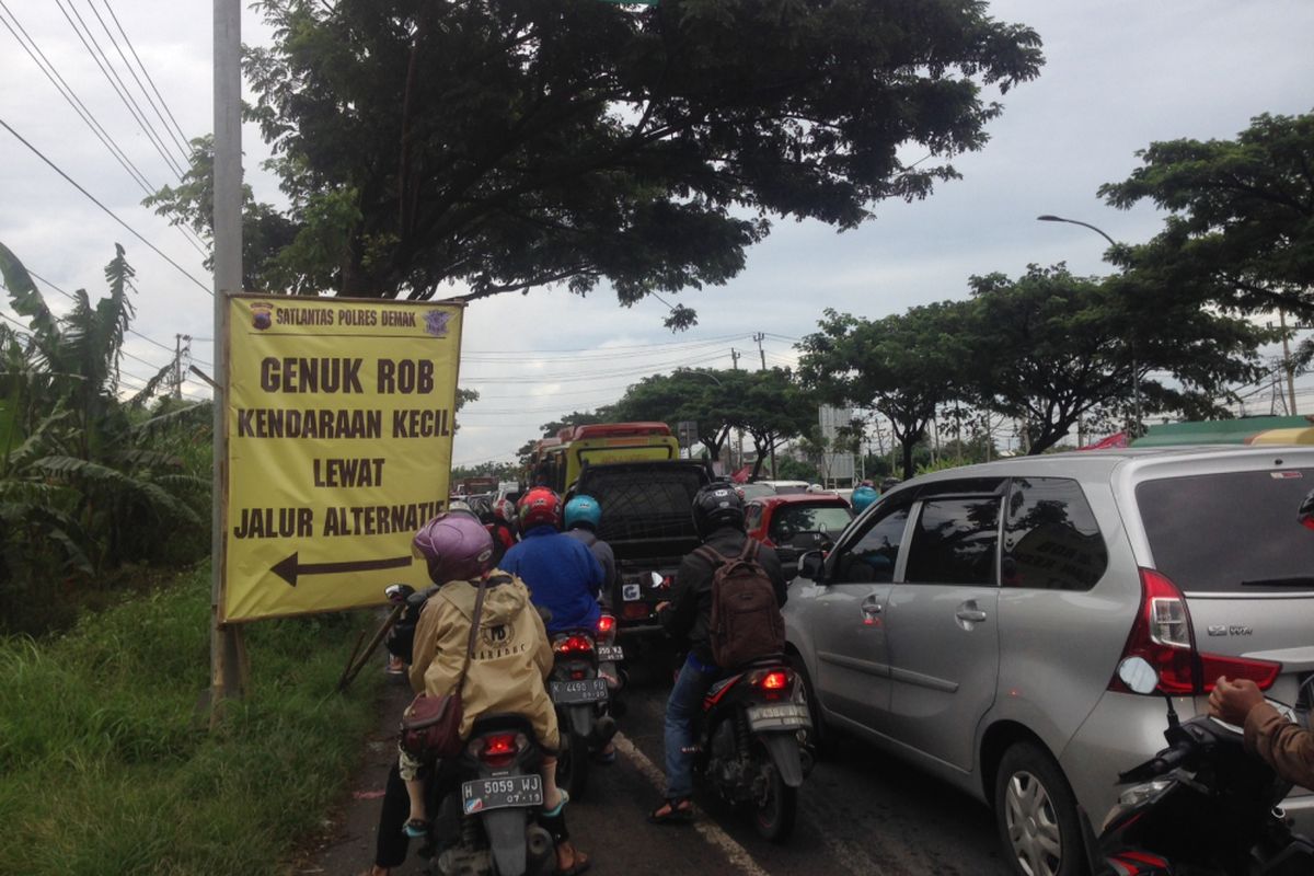 Papan petunjuk di Sayung, Demak yang ditujukan kepada pengendara untuk menghindari jalur Pantura Terboyo Semarang, Senin (12/2/2018)