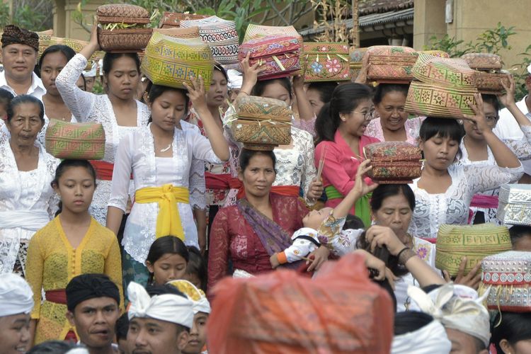 Umat Hindu berkeliling wilayah desa dalam Tradisi Ngerebeg saat Hari Raya Galungan di Desa Adat Penglipuran, Bangli, Bali, Rabu (1/11). Tradisi Ngerebeg tersebut dilakukan warga setempat untuk menolak bala sekaligus menetralisir dan menyucikan situasi pedesaan. ANTARA FOTO/Fikri Yusuf/foc/17.