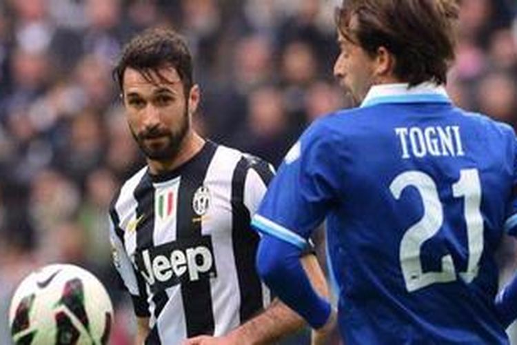 Penyerang Juventus, Mirko Vucinic, berebut bola dengan pemain Pescara dalam lanjutan Serie-A, Sabtu (6/4/2013). 