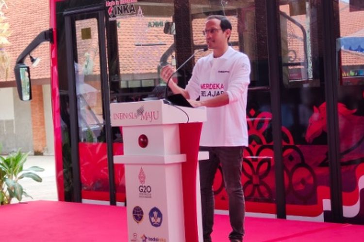 Menteri Pendidikan, Kebudayaan, Riset, dan Teknologi (Mendikbud Ristek) Nadiem Makarim saat meresmikan Bus Listrik Merah Putih di Nusa Dua, Bali, Minggu (13/11/2022).