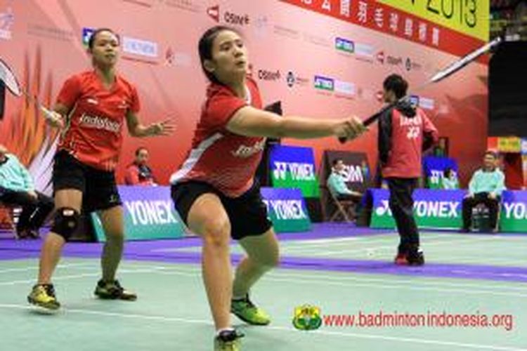 Ganda putri Indonesia Anggia Shitta Awanda (kanan)/Della Destiara Haris, mengembalikan shuttlecock pada ganda Singapura, Mingtian Fu/ Yu Yan Vanessa Neo, pada babak kedua Hongkong Open Superseries 2013, Kamis (21/11/2013).