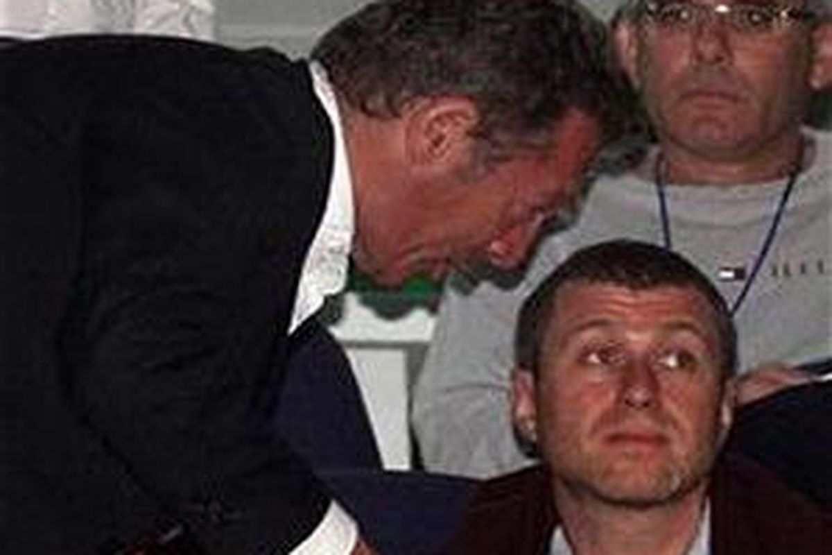Arkadi Gaydamak (kiri) berbicara dengan pemilik Chelsea, Roman Abramovich. Dia kini jadi buruan pemerintah Prancis atas tuduhan menjual senjata ke Angola.