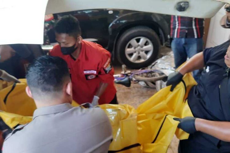 Polisi saat membawa dua jenazah korban pembunuhan di Jalan Macan Lindungan, RT 03, RW 03, Kelurahan Bukit Baru, Kecamatan Ilir Barat I Palembang, Senin (15/4/2024).