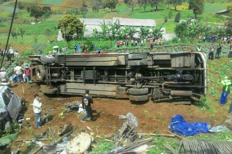 Kecelakaan di Jalur Puncak, tepatnya di Desa Ciloto, Cipanas, Cianjur, Jawa Barat, Minggu (30/4/2017). Dilaporkan, delapan orang tewas dan sejumlah orang lainnya luka-luka.