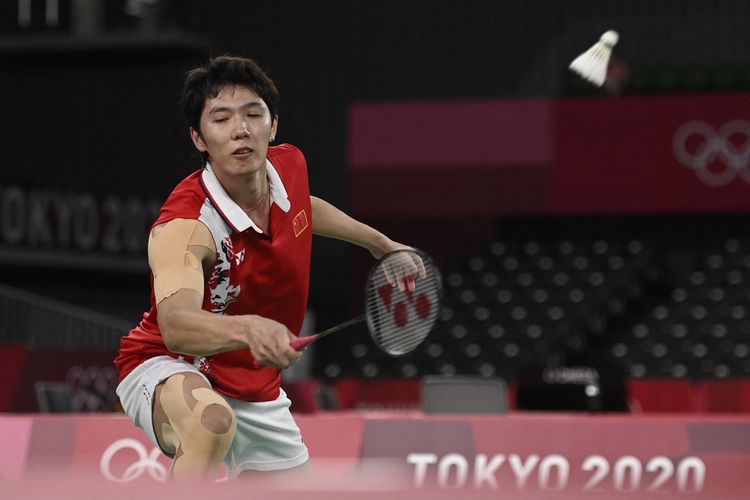 China's Li Junhui hits a shot next to China's Liu Yuchen in their men's doubles badminton quarter final match against Denmark's Kim Astrup and Denmark's Anders Skaarup Rasmussen during the Tokyo 2020 Olympic Games at the Musashino Forest Sports Plaza in Tokyo on July 29, 2021. (Photo by Alexander NEMENOV / AFP)