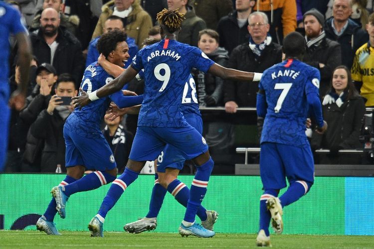 Tammy Abraham dan para pemain Chelsea merayakan gol yang dicetak Willian ke gawang Tottenham Hotspur pada pekan ke-18 Liga Inggris 2019-2020.