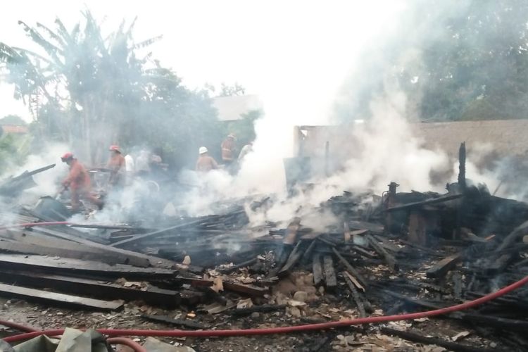 Lapak penjualan kusen kayu di Jalan Kemang RT 001 RW 010 Sukatani, Tapos, Kota Depok, Jawa Barat terbakar pada Rabu (24/11/2021) sore.