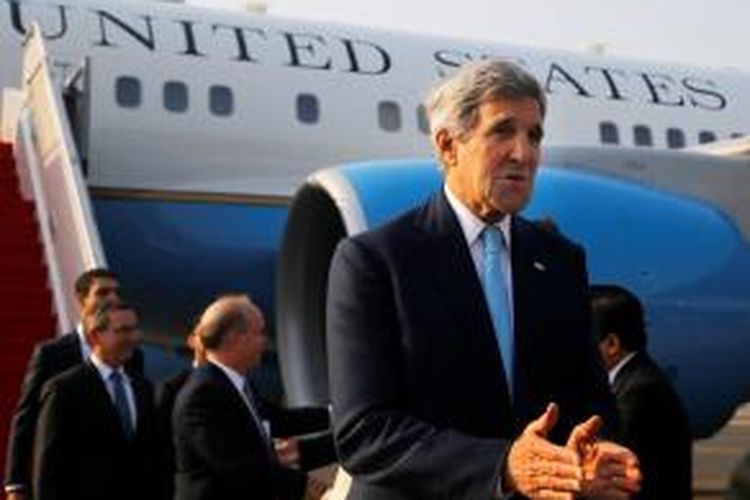 Menteri Luar Negeri AS John Kerry tiba di Jakarta untuk menghadiri pelantikan Joko Widodo dan Jusuf Kalla, sekaligus menggalang dukungan Asia Tenggara untuk memerangi ISIS.