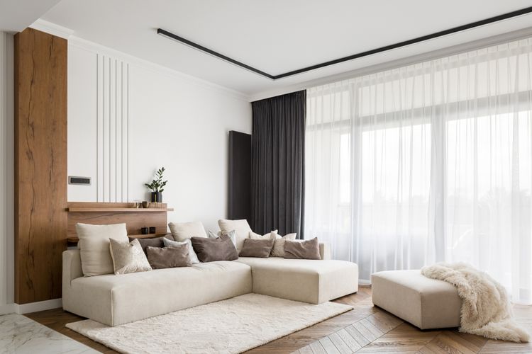 Ilustrasi ruang tamu minimalis yang menggunakan plafon rumah dengan cat putih