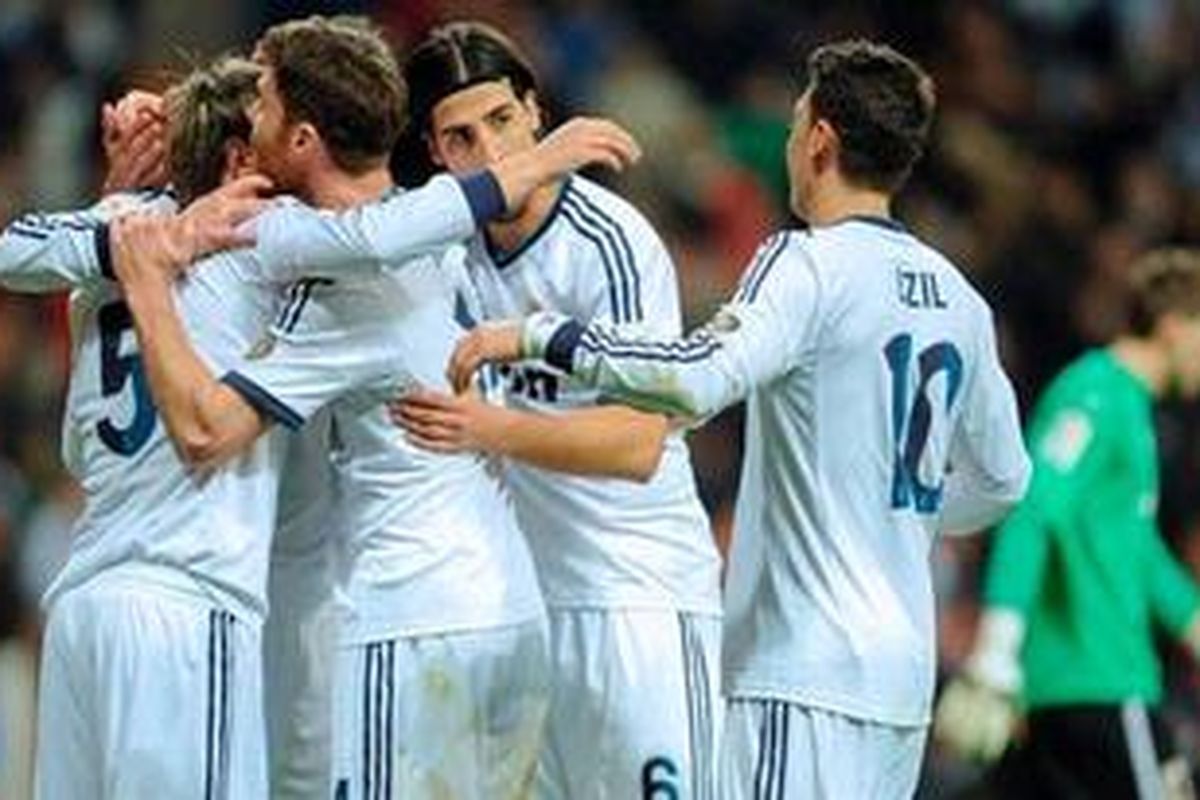 Sejumlah pemain Real Madrid saat merayakan gol kedua ke gawang Valencia dalam leg pertama Copa del Rey di Santiago Bernabeu, Selasa atau Rabu (16/1/2013) dini hari WIB. Madrid berhasil menang 2-0 dalam laga tersebut. 