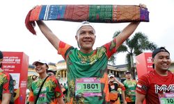 Finish Bawa Kain Ulos, Ganjar Sebut Antusiasme Warga Medan di Borobudur Marathon 2022 Luar Biasa