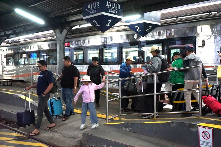 Suasana naik turun penumpang KA Logawa di Stasiun Jember. Mobilitas penumpang kereta di Jawa Timur tinggi selama libur akhir pekan yang bertepatan dengan Banyuwangi Ethno Carnival (BEC) 2026.