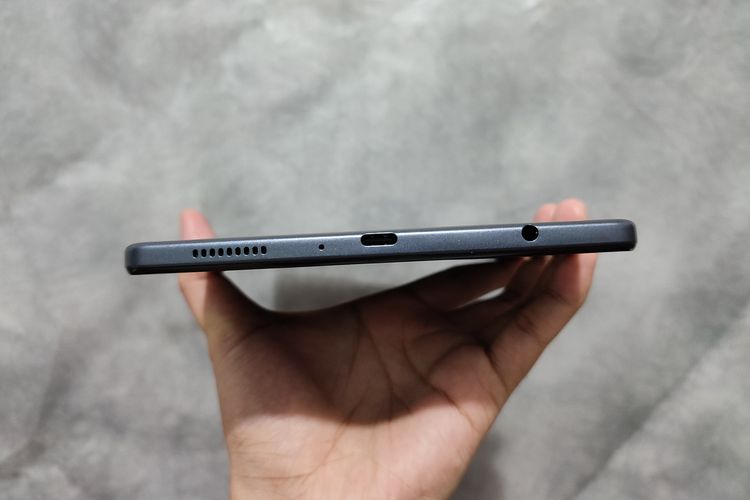 Di sisi bawa tablet, Galaxy Tab A7 Lite terdapat lubang pengisi daya, colokan audio jack 3.5mm, dan satu speaker.