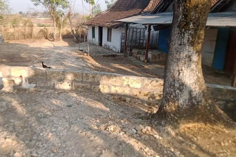 Rumah warga yang berseteru di Bojonegoro, Jawa Timur.