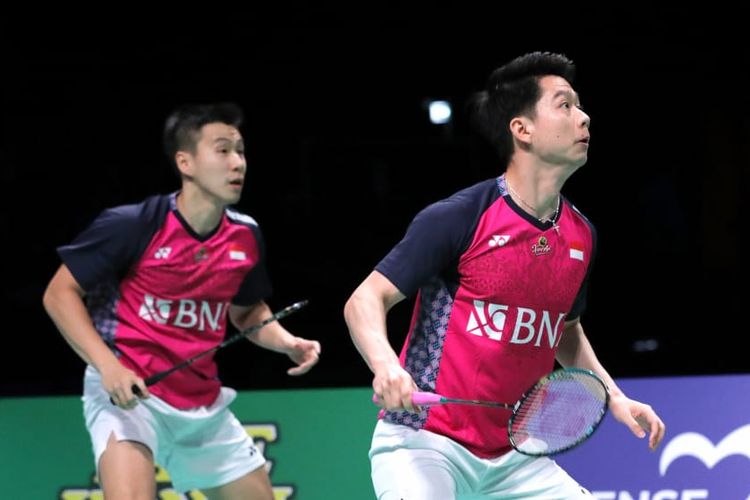 Marcus/Kevin memastikan tiket final Denmark Open 2022 seusai membekuk Aaron Chia/Soh Wooi Yik (Malaysia) melalui permainan tiga gim dengan skor 21-17, 13-21, dan 21-17, Sabtu (22/10/2022). Artikel ini menyajikan daftar ranking BWF terbaru per Selasa (25/10/2022). 