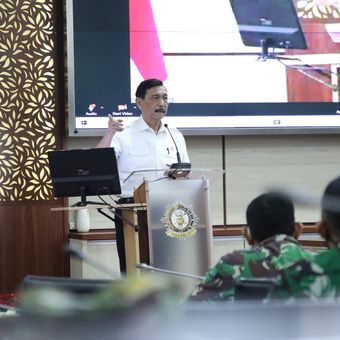 Menteri Koordinator Bidang Kemaritiman dan Investasi Luhut Binsar Pandjaitan memberikan kuliah umum di hadapan para prajurit TNI di Bandung, Jawa Barat, Kamis (18/11/2021).