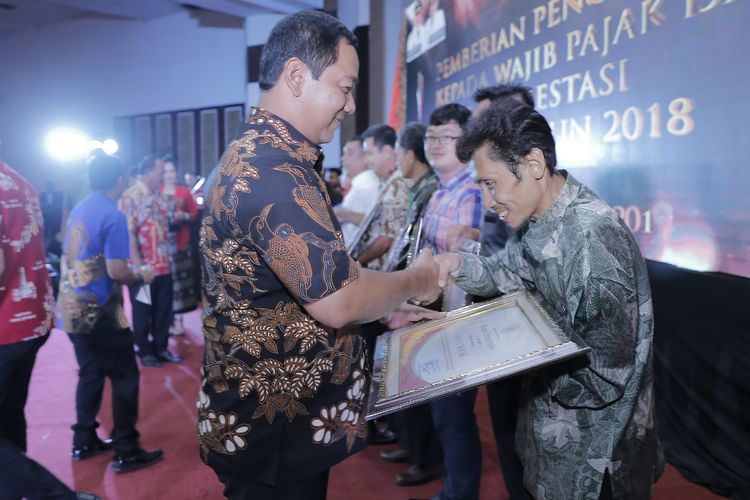 Wali Kota Semarang Hendrar Prihadi, Kamis (14/3/2019), di Hotel Grand Arkenso, Kota Semarang, menyerahkan piagam penghargaan kepada wajib pajak daerah berprestasi 2018. 