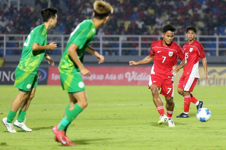 Pemain Timnas U23 Indonesia Tony Firmansyah saat laga kedua grup J Kualifikasi Piala Asia U23 2026 melawan Makau yang berakhir dengan skor 5-0 di Stadion Gelora Delta Sidoarjo, Jawa Timur, Sabtu (6/9/2025) malam.