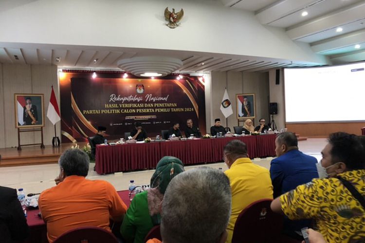 Proses rekapitulasi verifikasi calon peserta pemilu di tingkat provinsi yang dilakukan oleh Komisi Pemilihan Umum (KPU) di Kantor KPU RI, Jakarta Pusat, Rabu (14/12/2022). 
