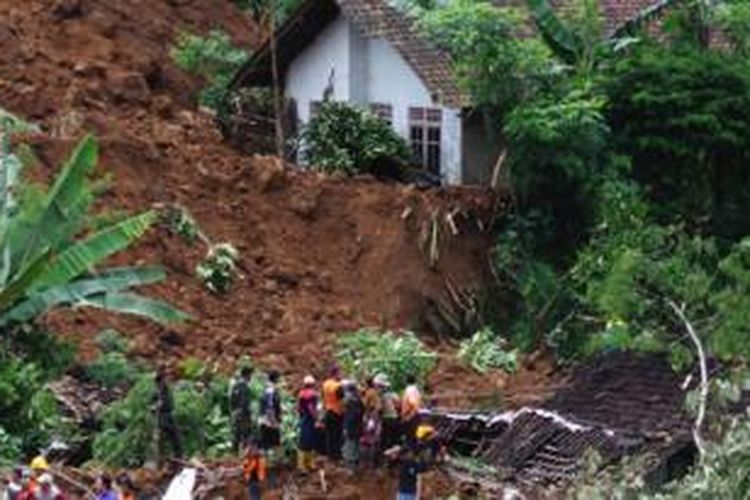 Lokasi bencana longsor yang menimpa puluhan rumah di Dusun Jemblung Desa Sampang Kecamatan Karangkobar, Sabtu (13/12/2014). 