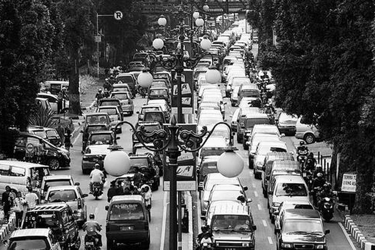 Deretan mobil terjebak kemacetan di Jalan Ir H Djuanda, Bandung, Jawa Barat, Jumat (3/10). Selama libur Lebaran, Bandung menjadi salah satu tujuan wisata, terutama bagi warga Jakarta. 