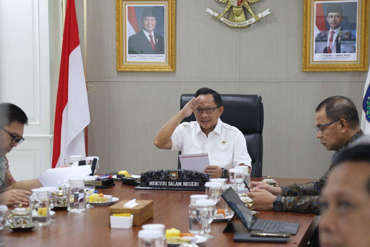 Menteri Dalam Negeri (Mendagri) Muhammad Tito Karnavian saat Rapat Koordinasi Sosialisasi Pembangunan Satuan Pelayanan Pemenuhan Gizi (SPPG), Persiapan Launching Koperasi Desa/Kelurahan Merah Putih, serta Perayaan Hari Ulang Tahun (HUT) ke-80 RI, yang digelar secara virtual dari kediaman Mendagri, Jakarta, Jumat (18/7/2025).