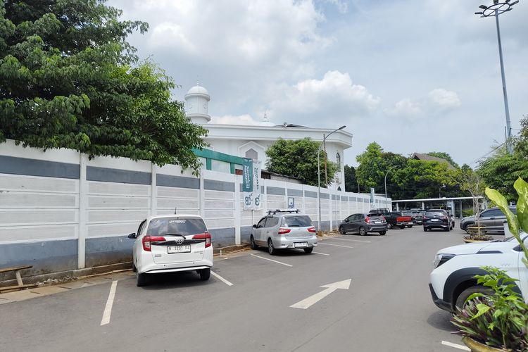 Area parkir mobil di Stasiun Pasar Senen, Senin (1/12/2025). 