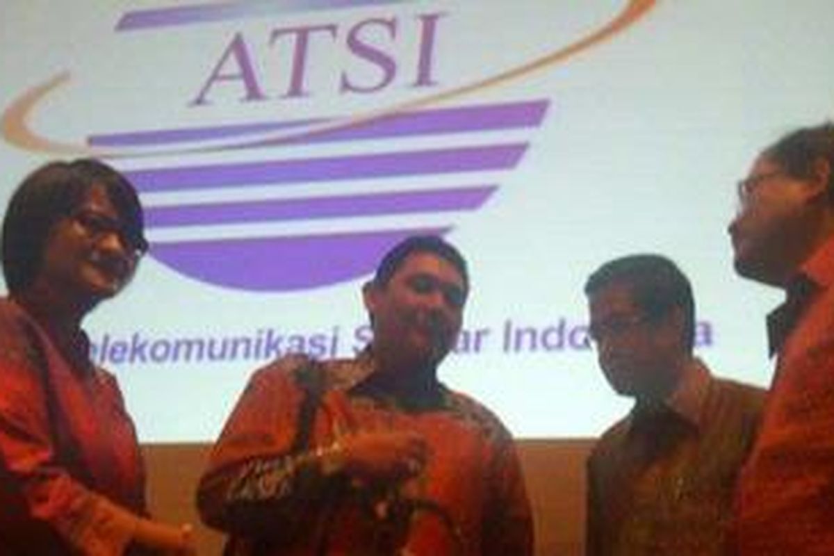 Dian Siswarini, Direktur Jaringan dan Layanan XL, Director Corporate Services Bakrie Telecom Rachmat Junaedi, CEO Indosat Harry Sasongko dan Direktur Utama Telkomsel Sarwoto Atmosutarno sedang berbincang dalam acara Asosiasi Telekomunikasi Seluler Indonesia (ATSI) di Ritz Carlton Pacific Place Jakarta, Jumat (13/1/2012)
