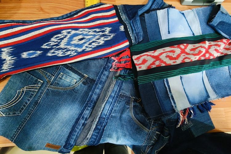 Salah satu karya dari daur ulang jeans yang dipadukan dengan wastra hasil dari UMKM yang ada di Surabaya, Jawa Timur.