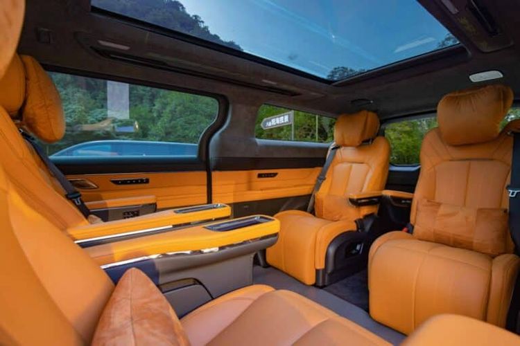 LEVC L380, MPV listrik yang dikembangkan oleh anak perusahaan Geely