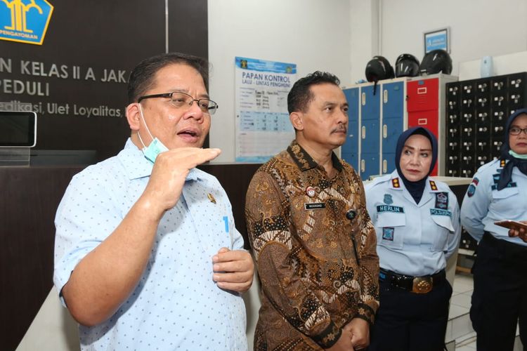 Anggota Ombudsman RI Adrianus Meliala saat meninjau kesiapan mencrgah penyebaran virus Corona di Rutan Pondok Bambu, Jakarta Timur, Kamis (19/3/2020).