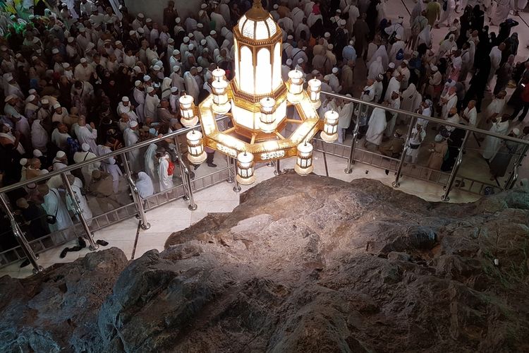 Ilustrasi Sa'i dari Bukit Shafa ke Bukit Marwah di Masjidil Haram Mekkah 