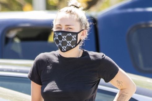 Cegah Virus Corona, Miley Cyrus Kenakan Masker Wajah Berlogo Gucci