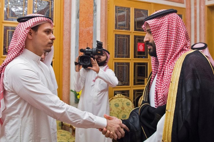 Putra tertua Jamal Khashoggi, Salah (kiri) berjabat tangan dengan Putra Mahkota Arab Saudi Mohammed bin Salman, dalam pertemuan keduanya di Istana Kerajaan Saudi, Riyadh, Selasa (23/10/2018).