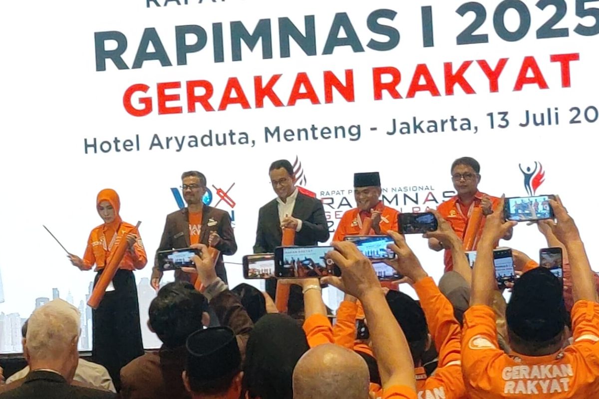 Mantan Gubernur DKI Jakarta, Anies Baswedan saat memukul kentongan bersama Ketua Umum Gerakan Rakyat, Sahrin Hamid untuk membuka Rapat Pimpinan Nasional (Rapimnas) I Gerakan Rakyat, Minggu (13/7/2025).