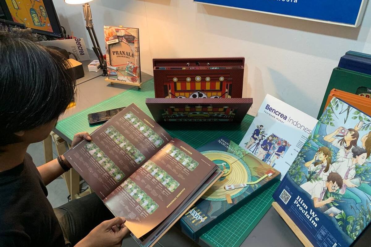 Beberapa Karyawan Bencrea saat tengah melakukan proses editing buku tahunan di di Jalan Cendana Utara IV Grand Cendana Residence, Wargaluyu, Kecamatan Arjasari, Kabupaten Bandung, Jawa Barat, Senin (5/8/2024)