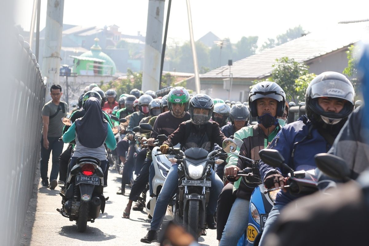 Para pengendara motor memilih jalan tikus di kawasan Pasar Minggu, Jakarta Selatan, untuk menghindari kemacetan di jalan utama. Dampaknya, jalan tersebut juga macet.