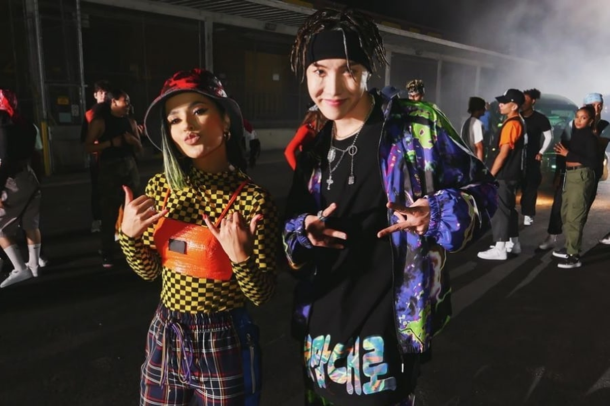 Rapper asal AS Becky G (kiri) dan J-Hope BTS.