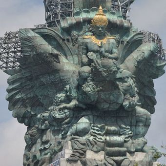 Patung Garuda Wisnu Kencana (GWK) terlihat seusai proses pemasangan bagian Mahkota Dewa Wisnu di Ungasan, Badung, Bali, Minggu (20/5/2018). Mahkota Dewa Wisnu tersebut merupakan modul ke-529 dari total 754 modul yang terpasang di patung setinggi 121 meter yang ditargetkan selesai dibangun pada Agustus 2018.