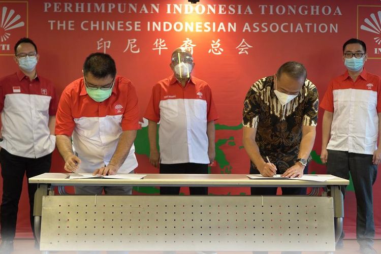 Penandatanganan kerja sama beasiswa antara Kalbis Institute dan Perhimpunan Indonesia Tionghoa (Inti) untuk program S1 dan S2 (28/1/2021).