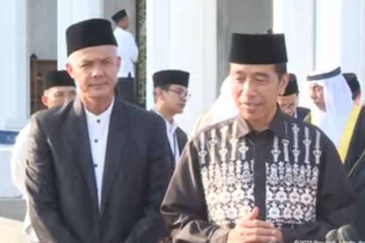 Presiden Jokowi dan Gubernur Jawa Tengah Ganjar Pranowo memberikan keterangan pers usai shalat Idul Fitri di Solo, Jawa Tengah, Sabtu (22/4/2023).