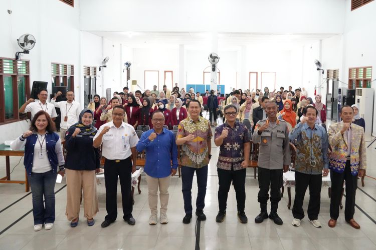 Para narasumber dan rektor Universitas Pertiba beserta jajarannya berfoto bersama 200 mahasiswa yang mengikuti acara BPH Goes to Campus. 